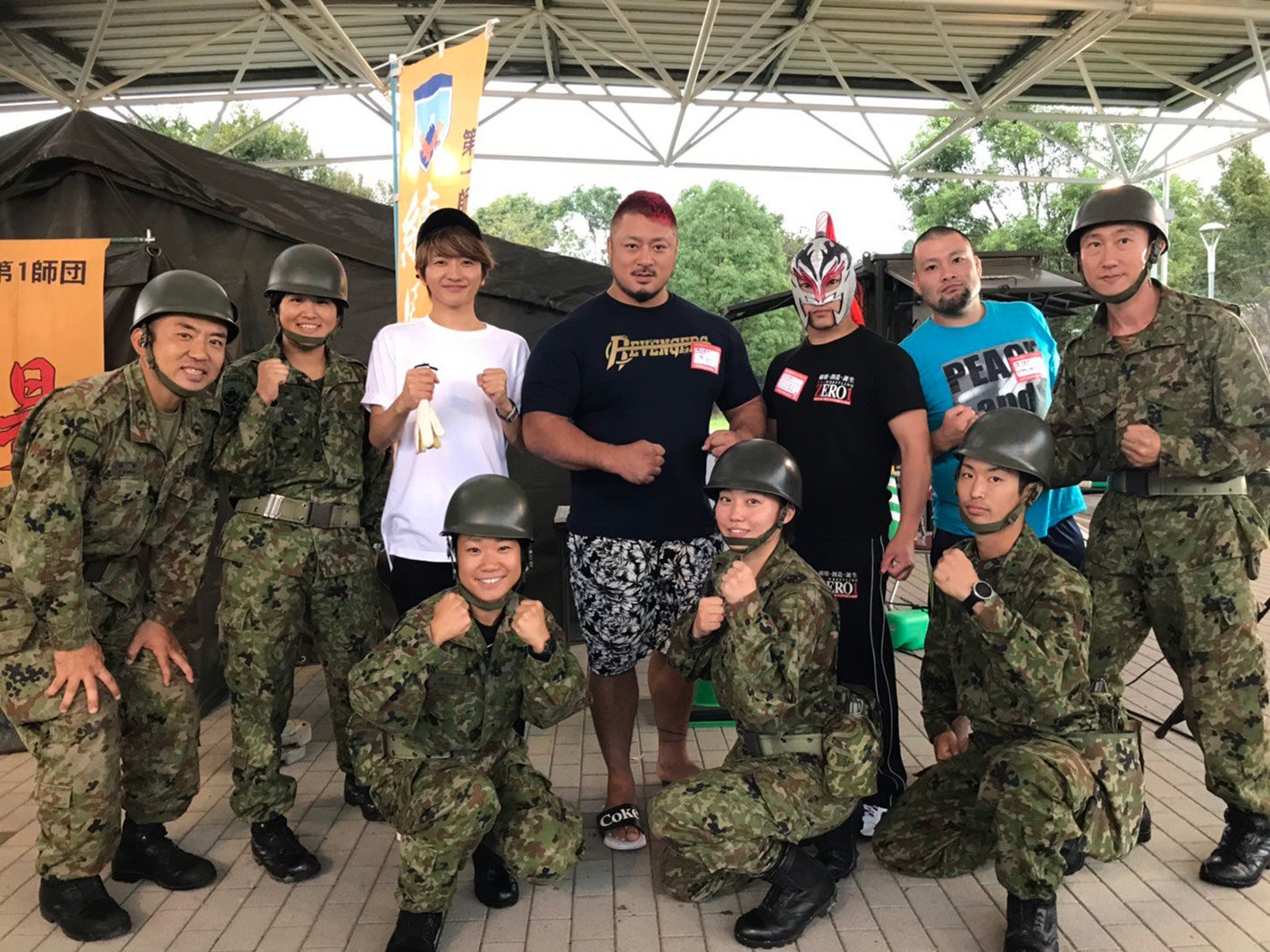 西島隆弘、火野裕士選手、SUGI選手、自衛隊の人々