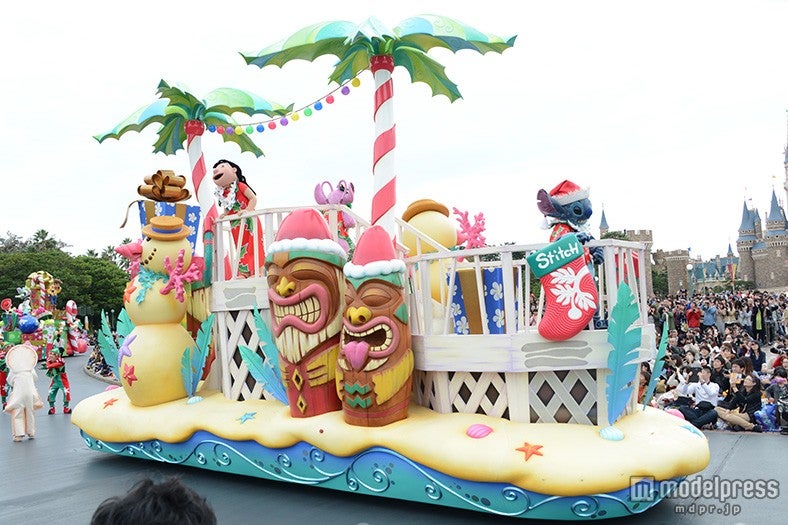 「ディズニー・クリスマス・ストーリーズ」リロ、スティッチの乗るフロート