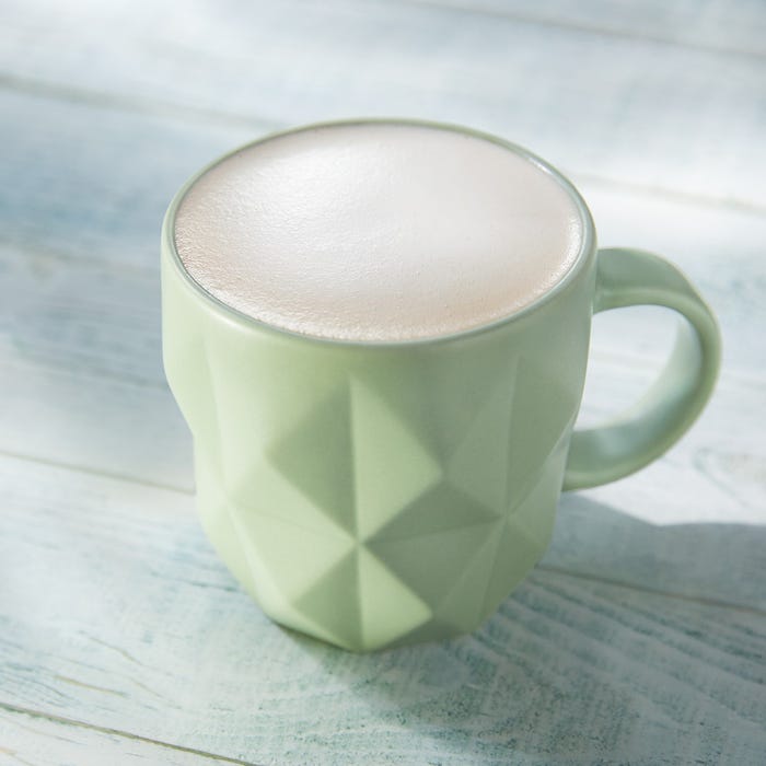 アーモンド 加賀棒ほうじ茶 ティー ラテ ¥1,105(店内利用の場合)¥1,085(持ち帰りの場合)/画像提供:スターバックス コーヒー ジャパン