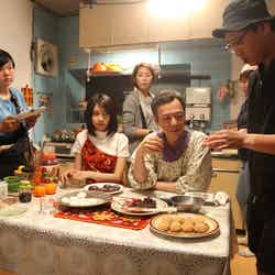 （中央）松本穂香、板尾創路（C）2019「おいしい家族」製作委員会
