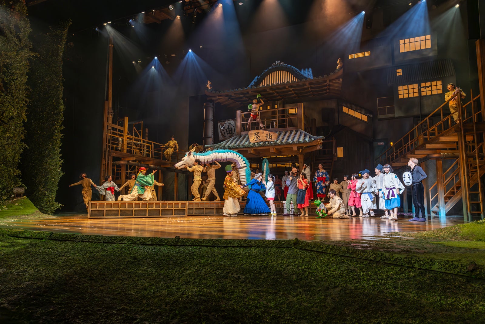 舞台「千と千尋の神隠し」（C）EllieKurttz