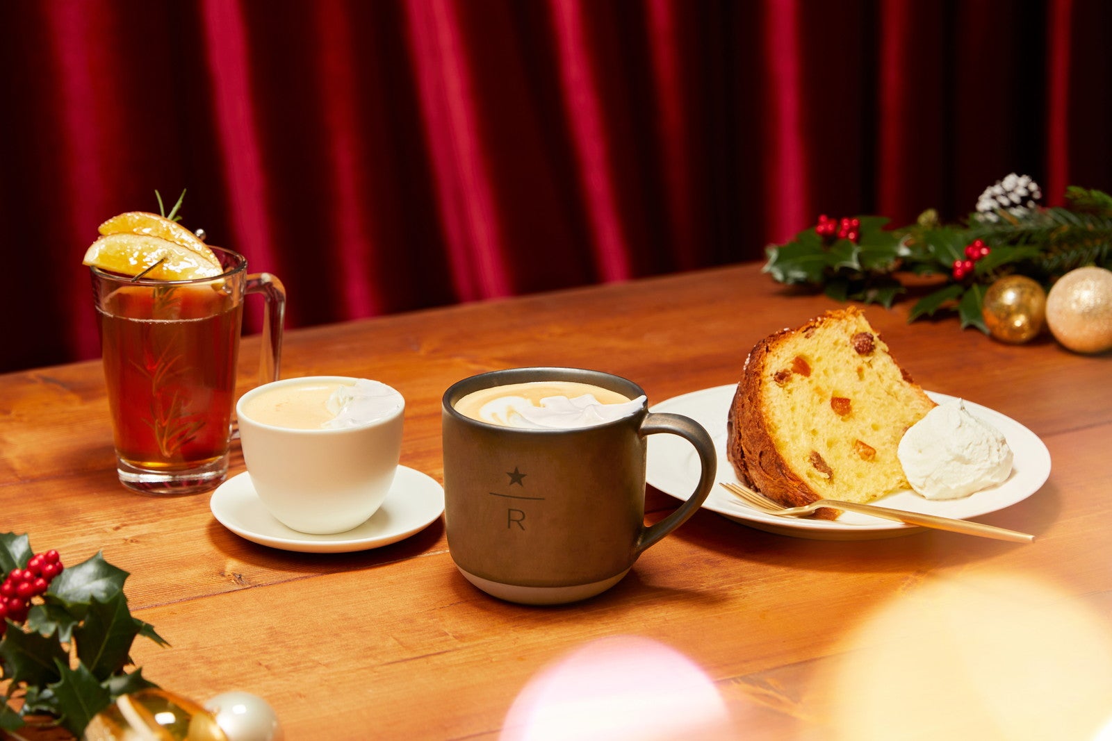 スタバ「ロースタリー 東京」のホリデー、「メリー クリーム クラフトキャラメル ラテ」初登場　ステンドグラス風ツリーが空間を華々しく演出