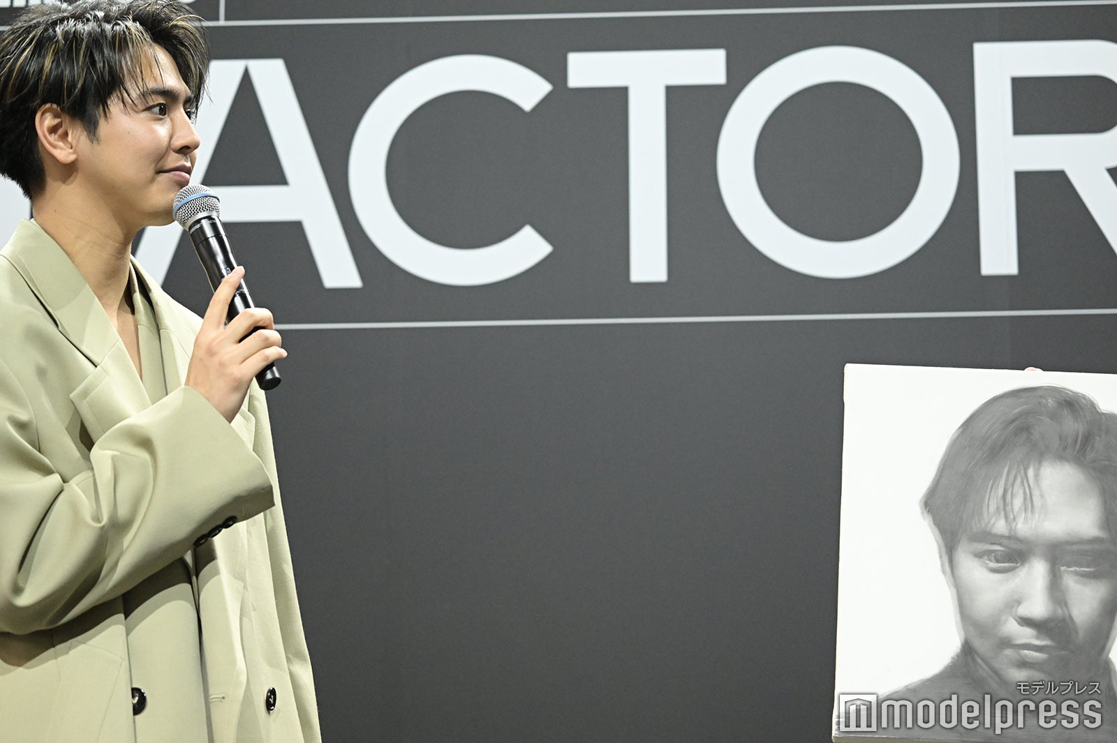 自身の肖像画を喜ぶ片寄涼太 （C）モデルプレス