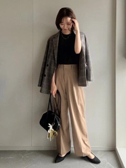 2025秋冬ユニクロタックワイドパンツまろやかベージュ秋コーデ