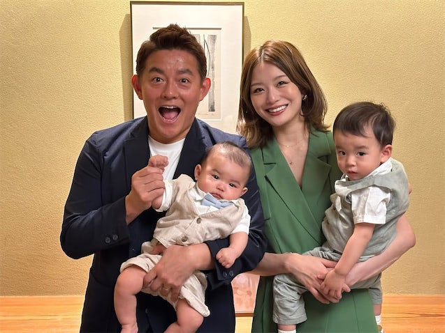 井戸田潤の34歳妻、次男の"お食い初め"を報告「みんなでおめかししてごはん！」
