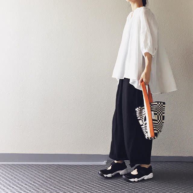 黒ワイドパンツ は夏も活用 爽やかな夏トップス合わせの軽やか大人パンツコーデ8選 モデルプレス