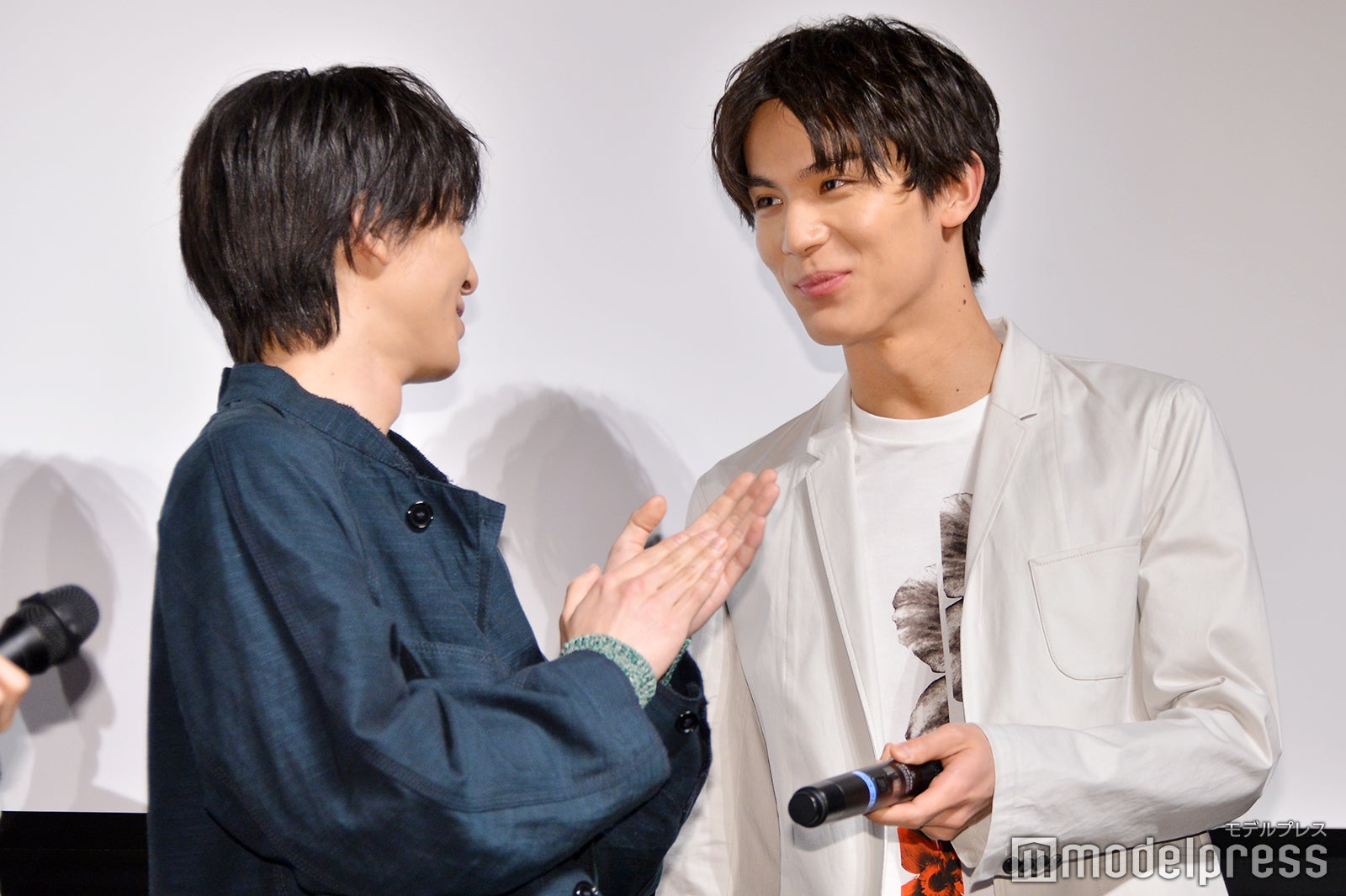 高杉真宙にマイクを手渡す中川大志（C）モデルプレス