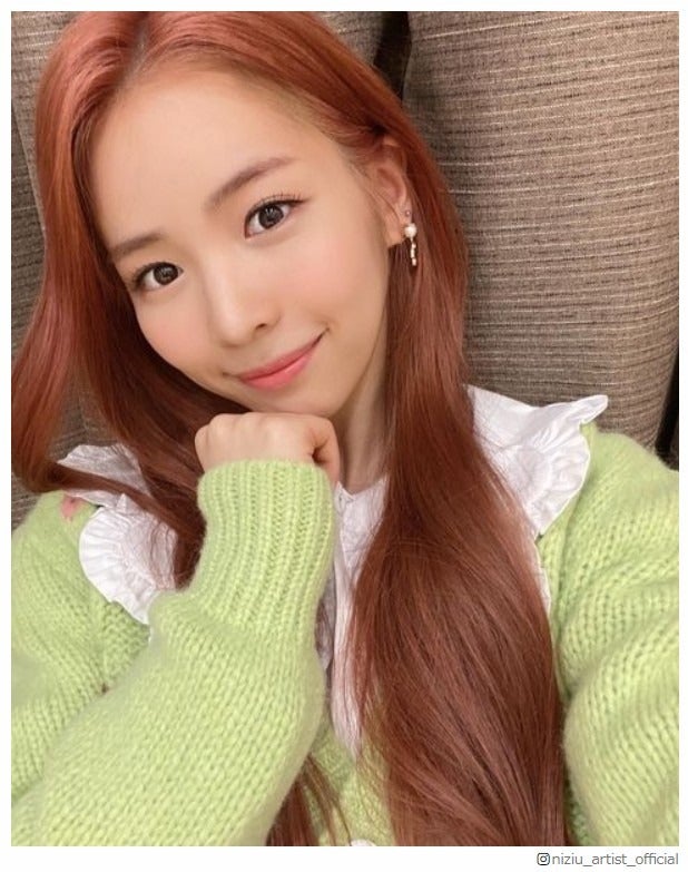 赤髪イメチェンNiziUマヤ、自撮り写真に「可愛すぎる」「似合う」と絶賛の声