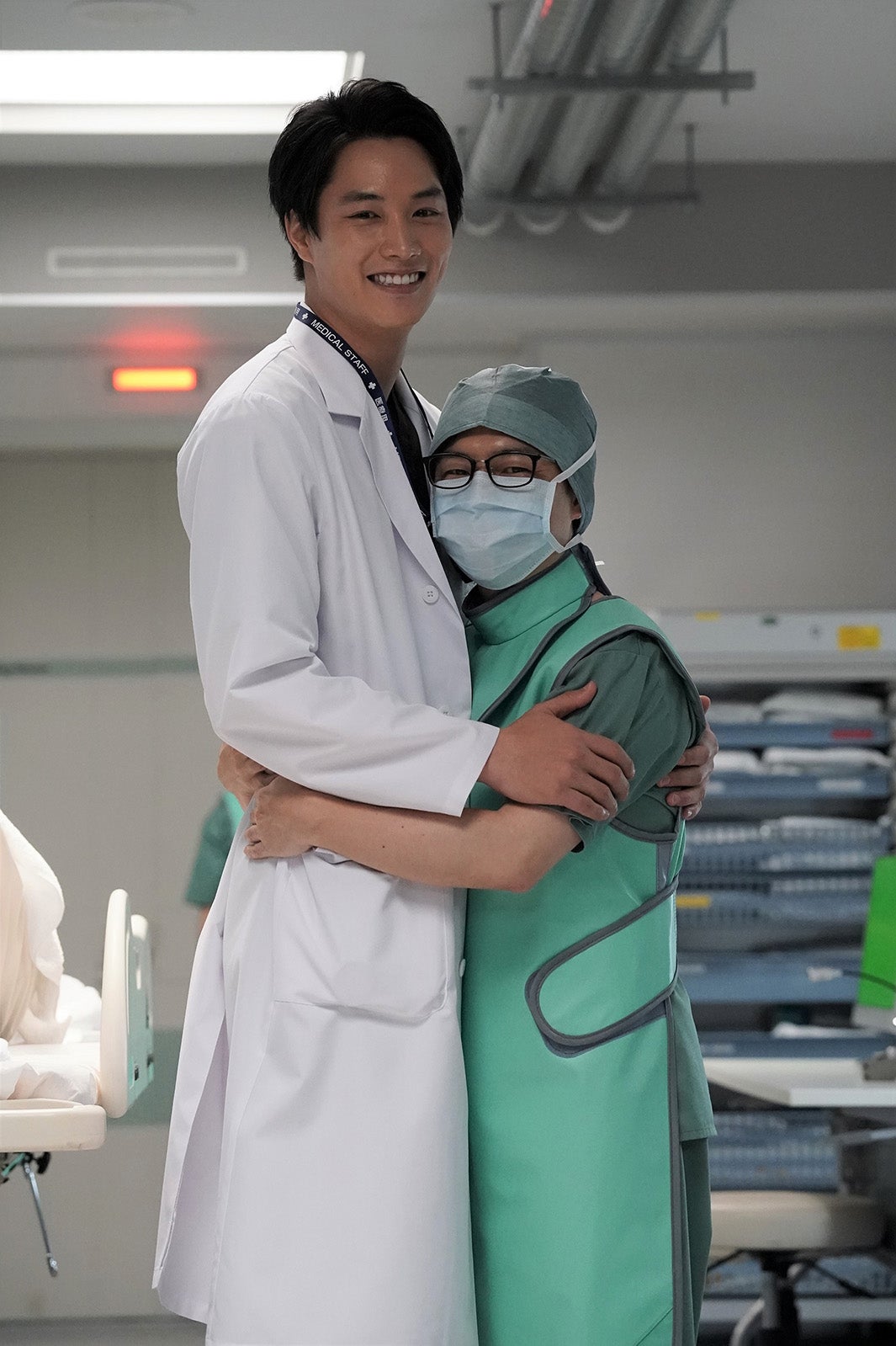 鈴木伸之、浜野謙太（C）2022横幕智裕・モリタイシ／集英社・映画「ラジエーションハウス」製作委員会