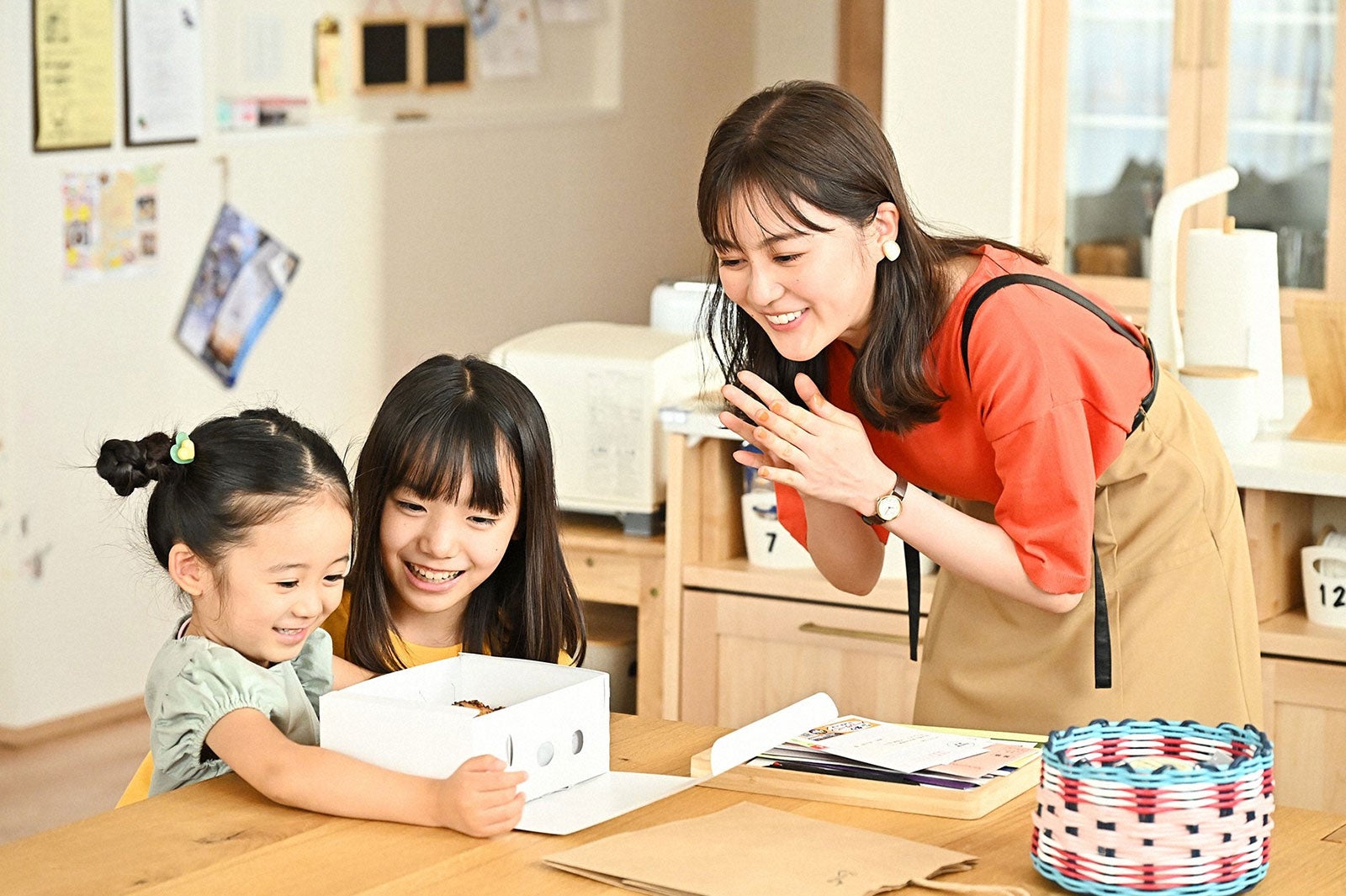 泉谷星奈、稲垣来泉、生田絵梨花／「オールドルーキー」第5話より（C）TBS