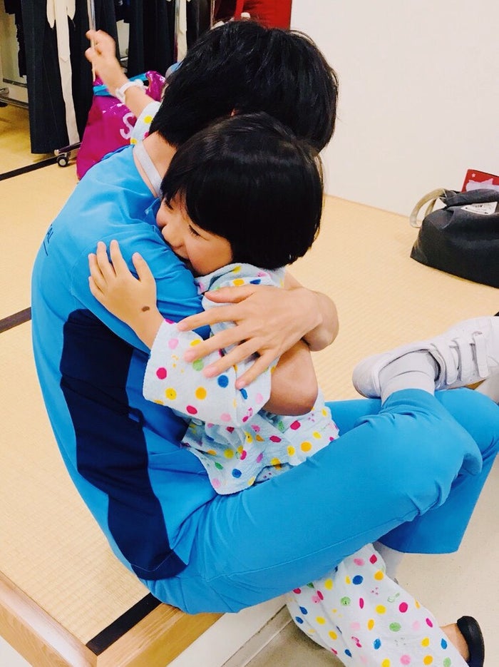 山崎賢人 見つめ合い 全力ハグ いちゃいちゃショットが可愛すぎる グッド ドクター モデルプレス