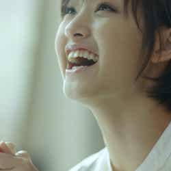 剛力彩芽/新CM「auスマートパス アプリ取り放題」篇より