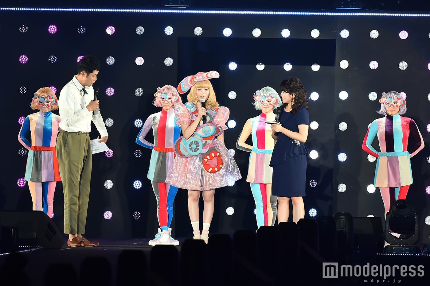 (中央)きゃりーぱみゅぱみゅ(C)モデルプレス