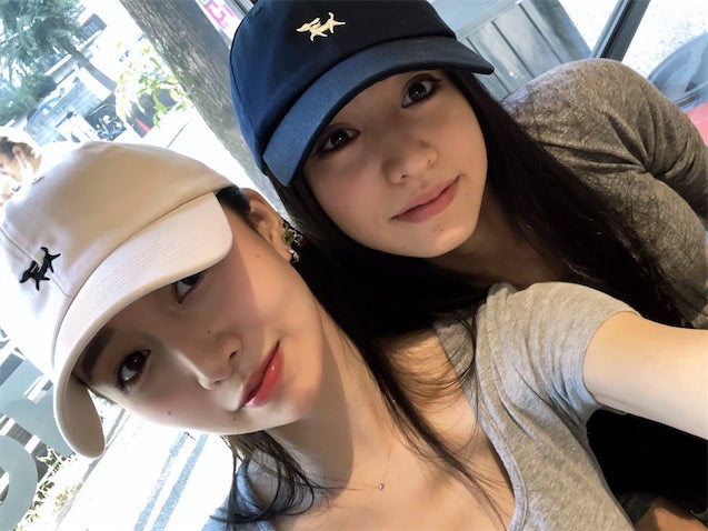 Cocomi＆Koki,、色違いキャップで「オソロッチ」仲良し姉妹ショット公開