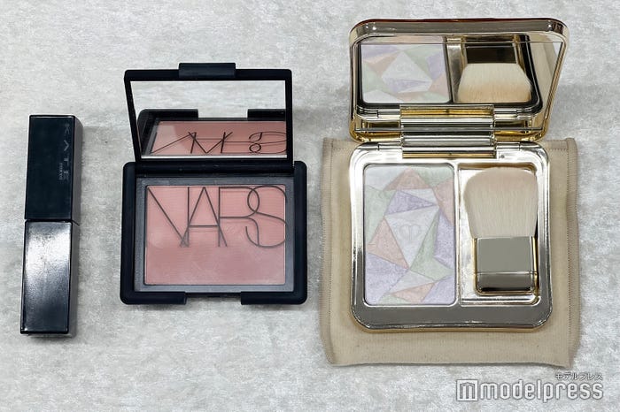 (左から)リップ:KATE、チーク:NARS、フェイスパウダー:クレ・ド・ポー ボーテ (C)モデルプレス