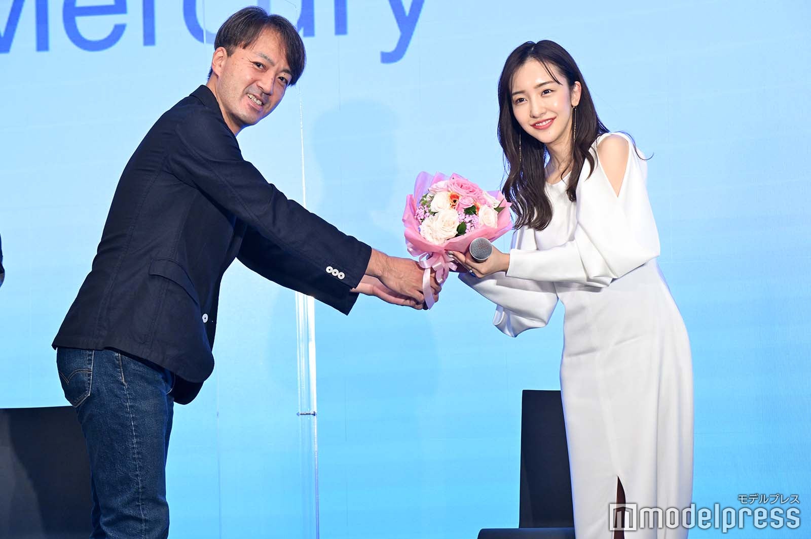 花束を受け取る板野友美 （C）モデルプレス