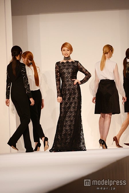 山田優（中央）