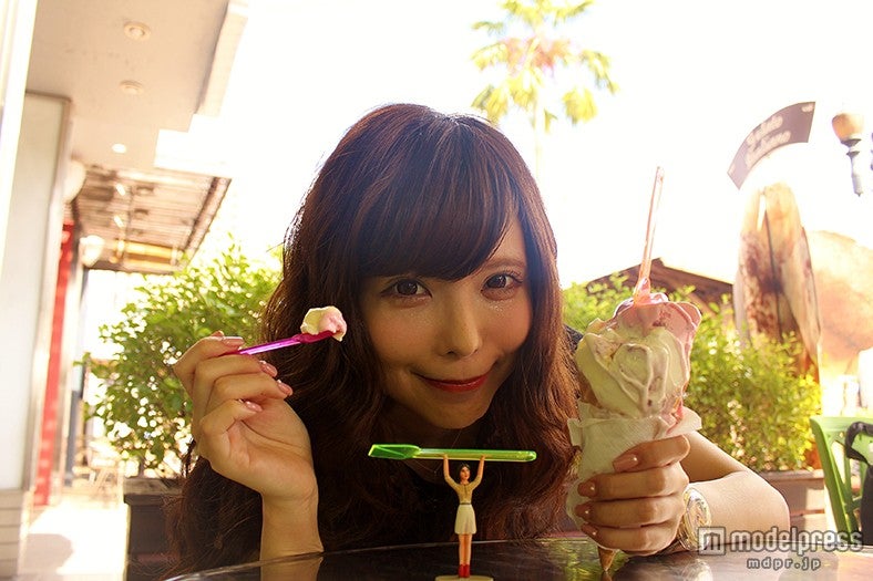 益若つばさ、メアリーとジェラートを仲良くシェア