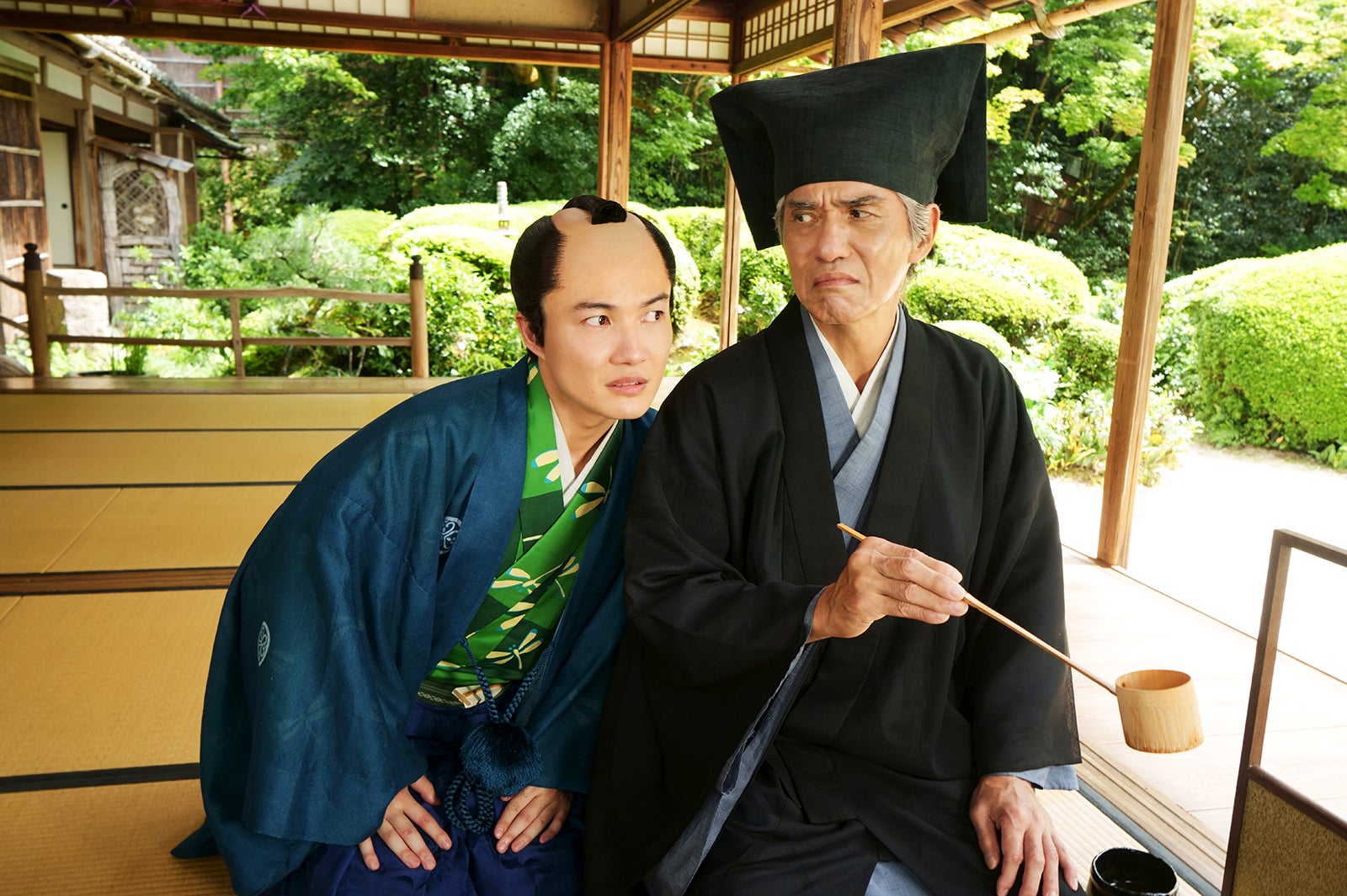 神木隆之介、佐藤浩市（C）2023映画『大名倒産』製作委員会