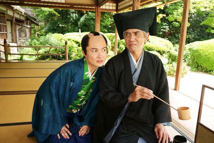 神木隆之介、佐藤浩市(C)2023映画『大名倒産』製作委員会