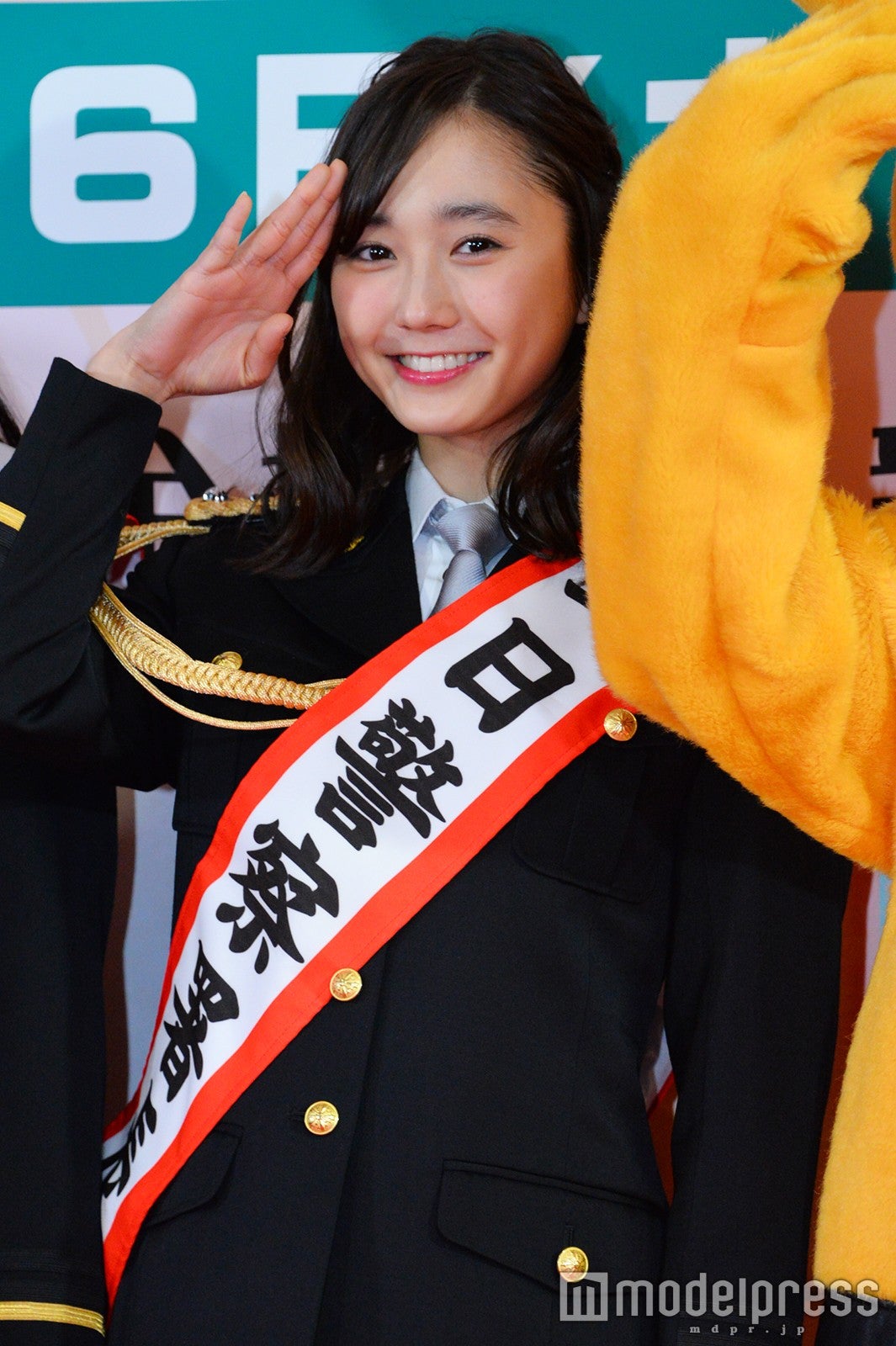 「non-no」鈴木友菜、凛々しい警察官姿を披露