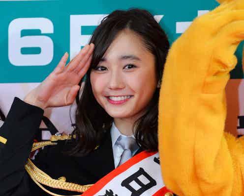 「non-no」鈴木友菜、凛々しい警察官姿を披露