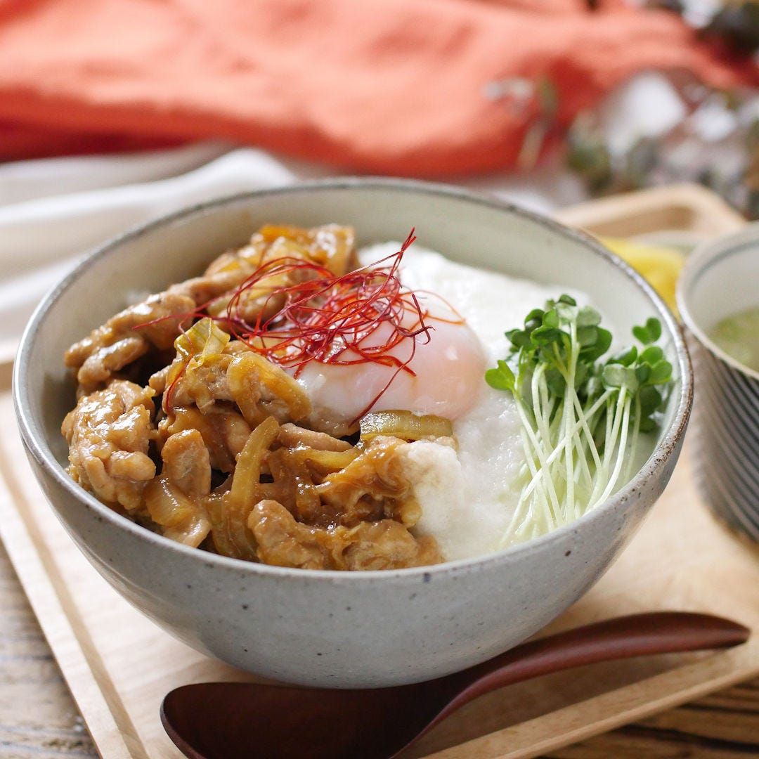 夏バテ知らず。ガリバタ豚玉とろろ丼