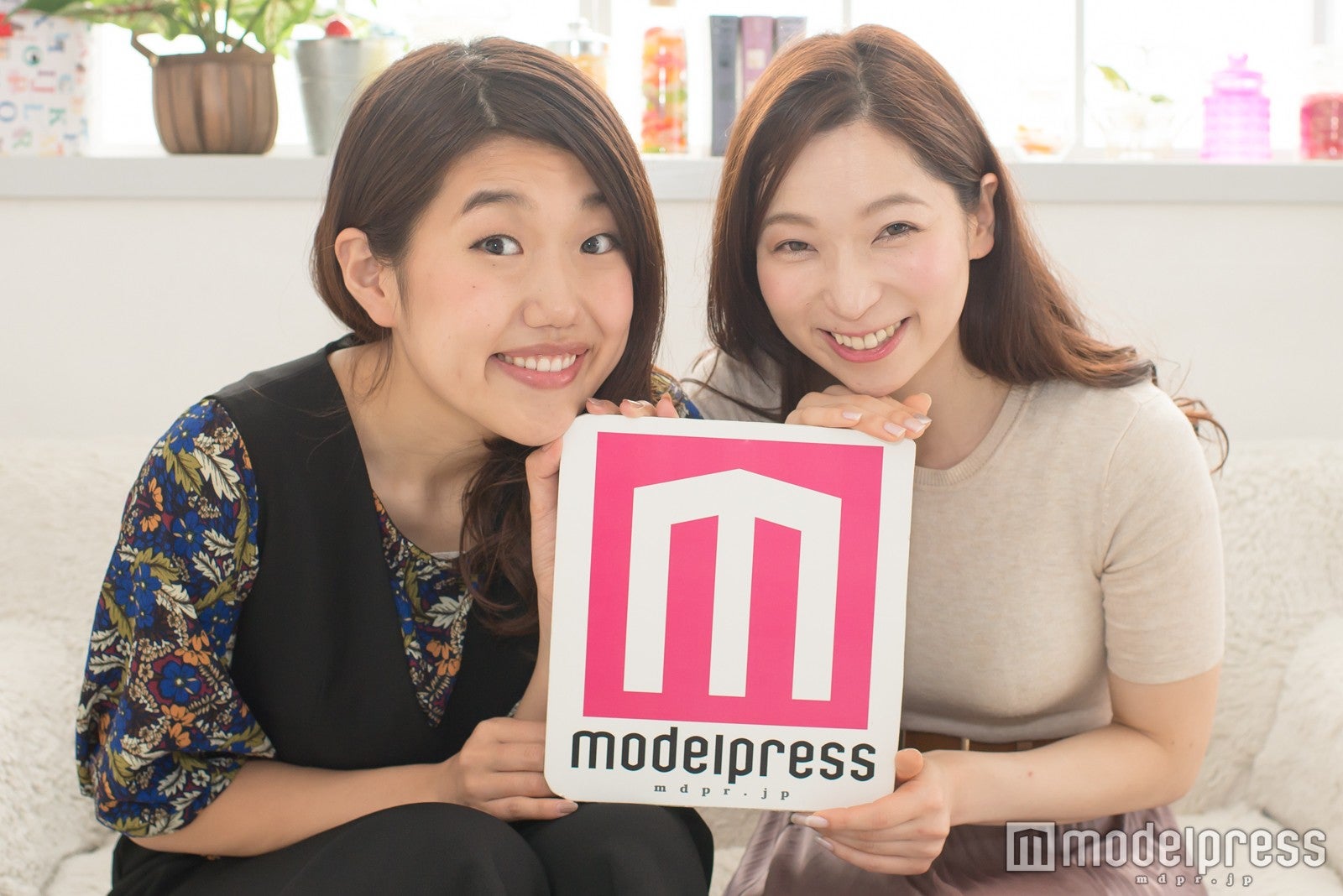 （左から）横澤夏子、鶴愛佳（C）モデルプレス