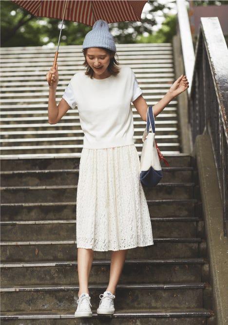 白Tシャツ¥9,500/TOMORROWLAND collection(TOMORROWLAND) レースプリーツスカート¥4,990/earth music&ecology(earth music&ecology red store新宿) 白半袖ニット¥10,000/JUSGLITTY ニットキャップ¥4,800/HIGHLAND2000(シェトワ 有楽町店) バンダナつきトートバッグ¥3,990/earth music&ecology Natural Label(earth music&ecology super premium store 東京ソラマチ) ローカットスニーカー¥5,800/コンバース(コンバースインフォメーションセンター)(C)TOPLOG