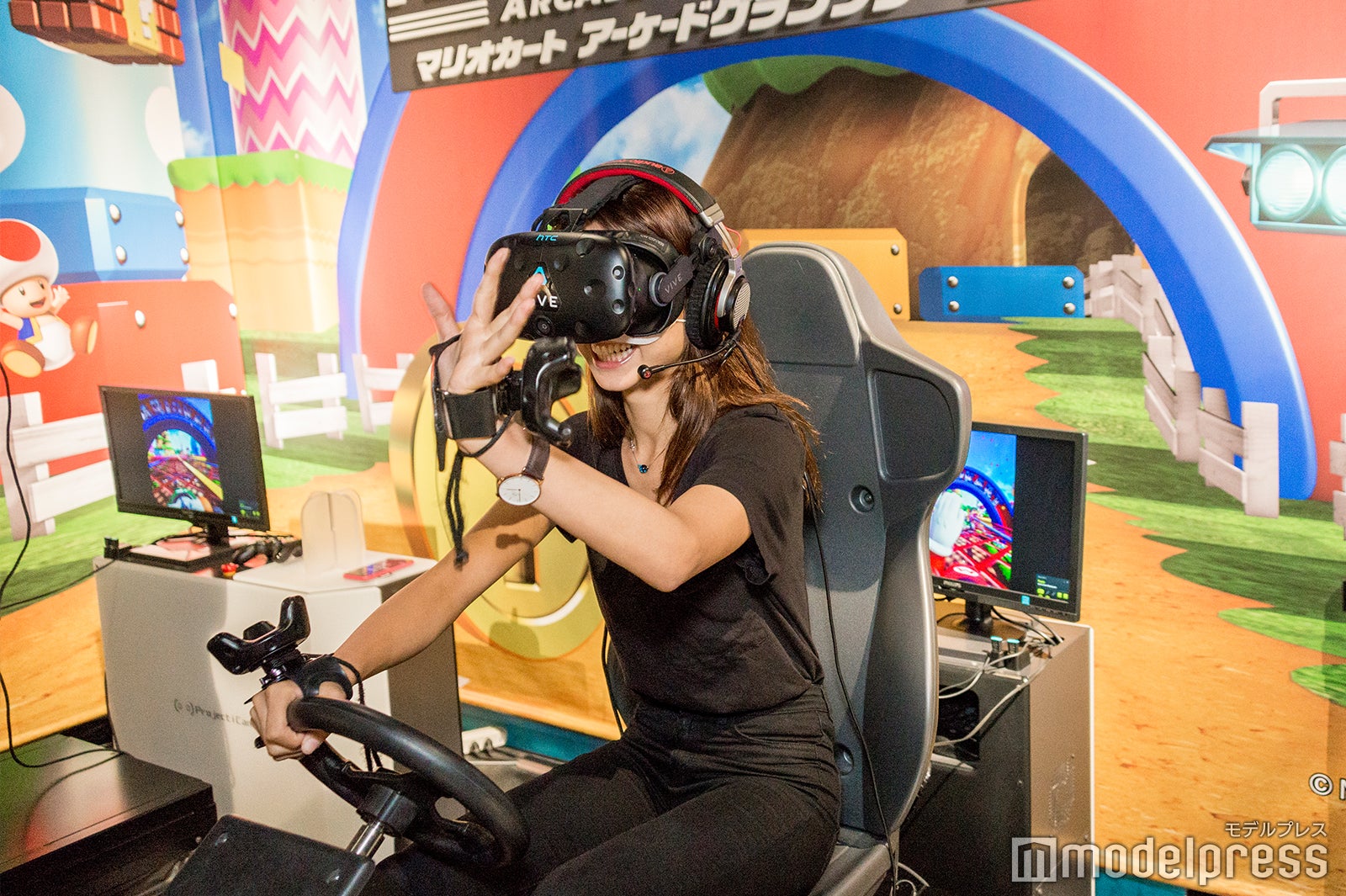 手を降る余裕を見せるヴァッツ美良さん（C）モデルプレス