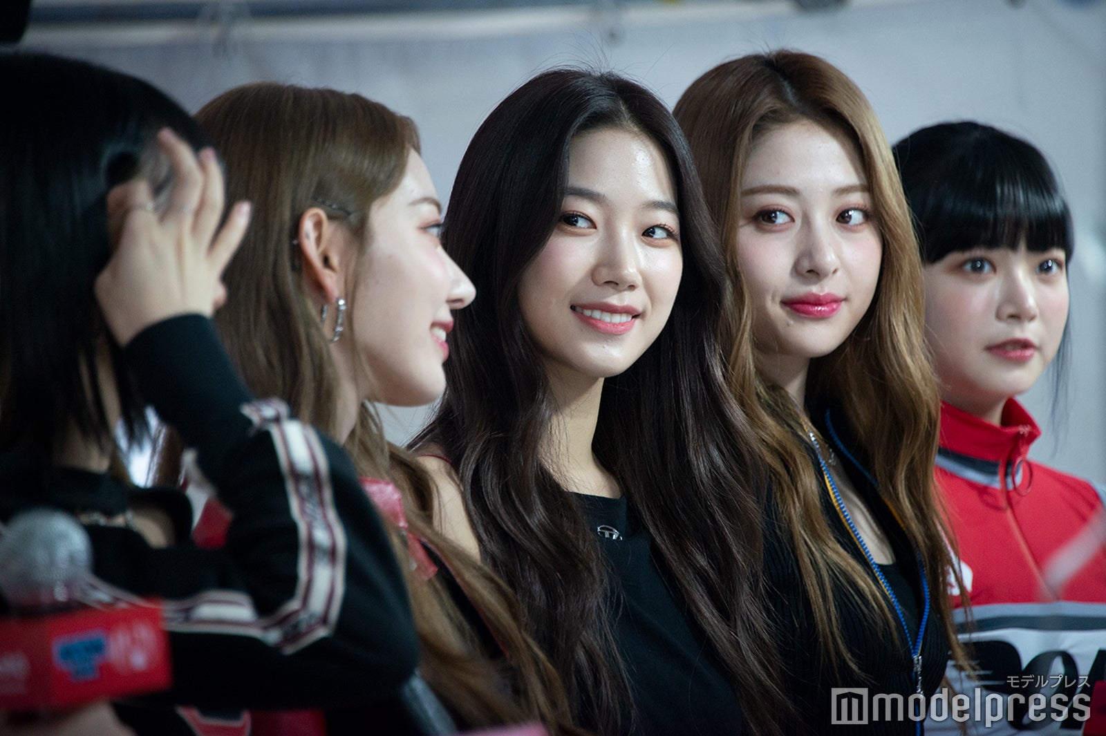 LE SSERAFIM／キム・チェウォン、宮脇咲良、カズハ、ホ・ユンジン、ホン・ウンチェ（C）モデルプレス