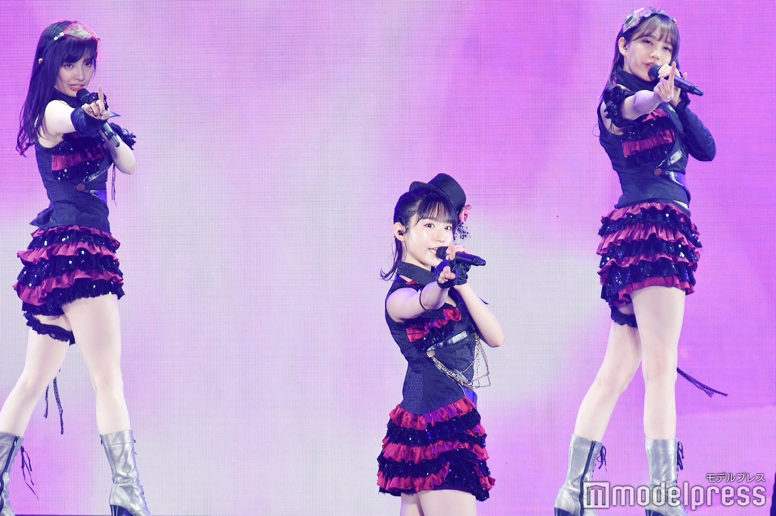 AKB48、柏木由紀演出で48曲ノンストップライブ 大人数で美脚全開