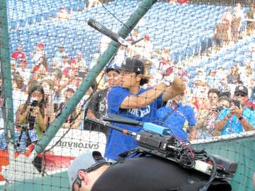 村上宗隆の衝撃弾にフィラデルフィアどよめく 右中間3階席後方トヨタの看板直撃 本塁打競争前に28スイング11発
