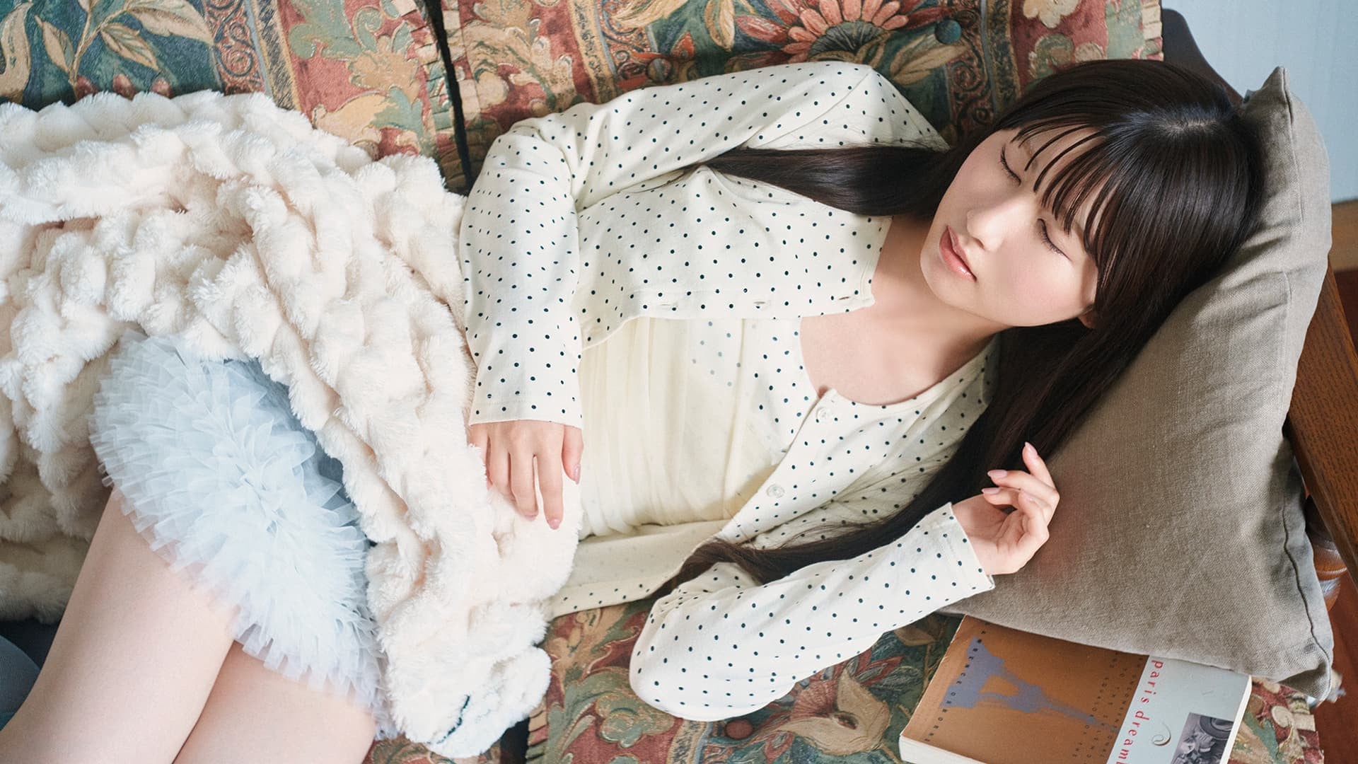 1枚で何通りにも変身♡ この秋大活躍の「ドット柄カーディガン＆ビスチエのセット」着回しテク