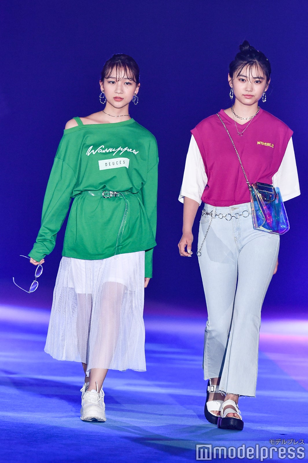 （左から）杉本愛里、岡本莉音（C）モデルプレス