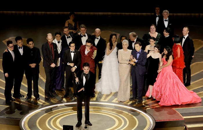 「エブリシング・エブリウェア・オール・アット・ワンス」キャスト・スタッフ陣/Photo by Getty Images