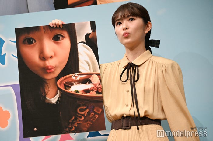 9歳の自分を再現する小川彩(C)モデルプレス