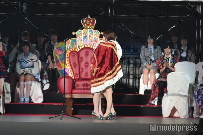 松井珠理奈、宮脇咲良とハグ(C)モデルプレス