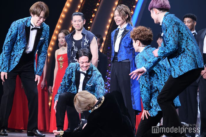 倒れる堂本光一とふぉ~ゆ~(左から:越岡裕貴、辰巳雄大、福田悠太、松崎祐介)(C)モデルプレス