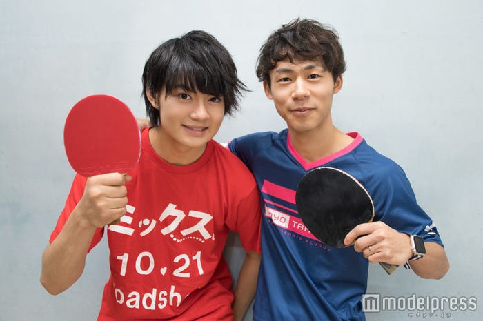 佐野勇斗と川口陽陽コーチ(C)モデルプレス