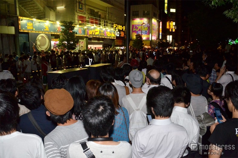 前田敦子に一言感謝を伝えようと、劇場の裏口に殺到するファン