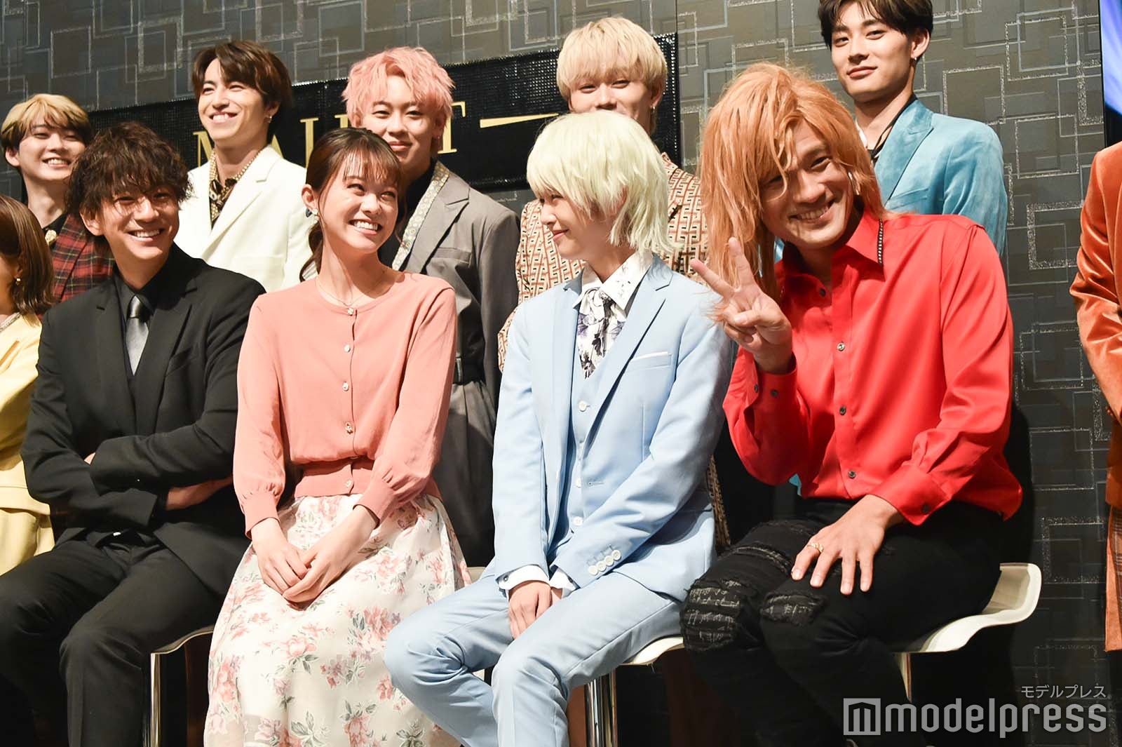 カメラが自分の方を向き喜ぶ笠原秀幸／（左から）三浦翔平、志田彩良、鈴木ゆうか、笠原秀幸（C）モデルプレス