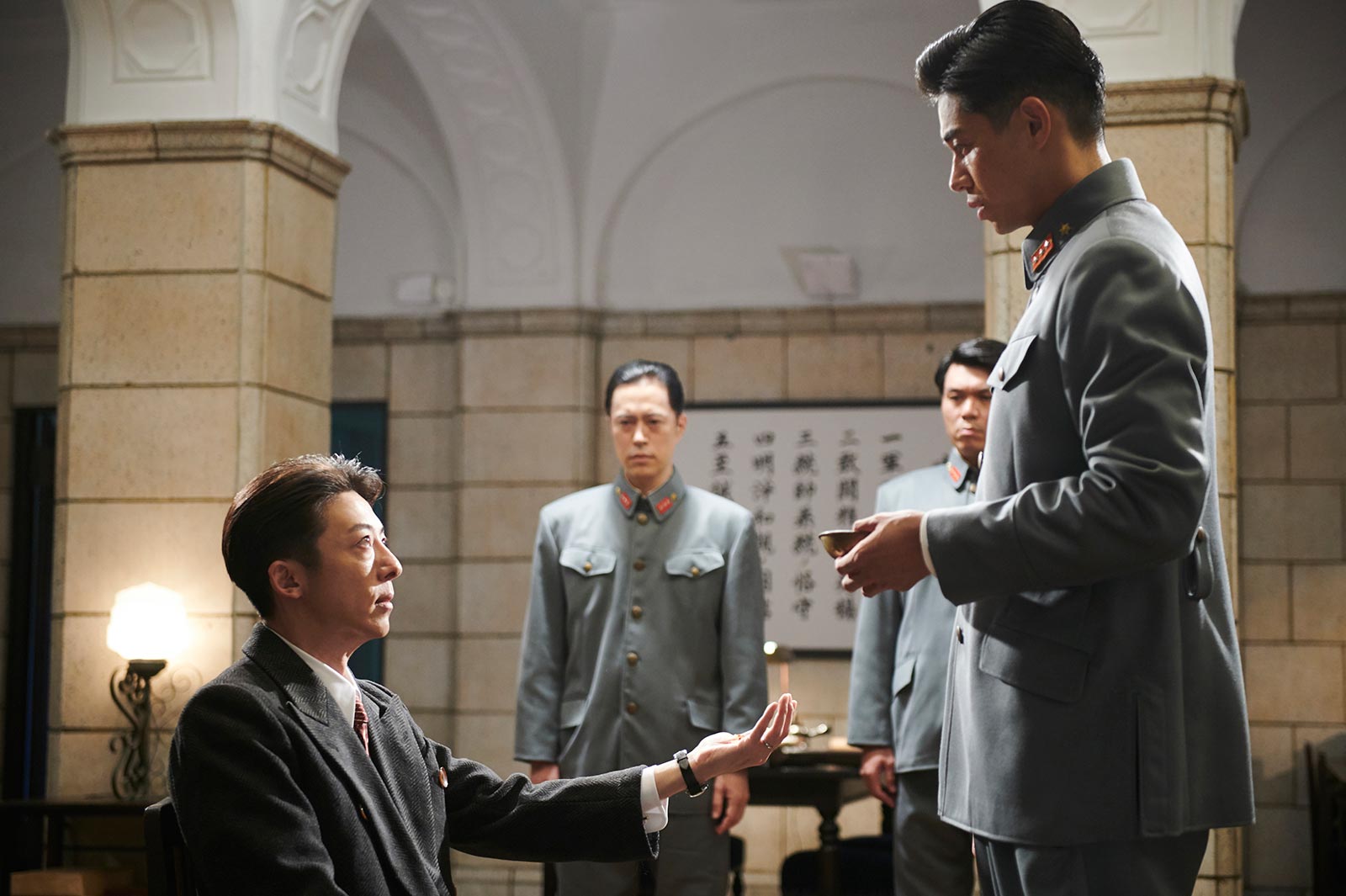 高橋一生、東出昌大（C）NHK