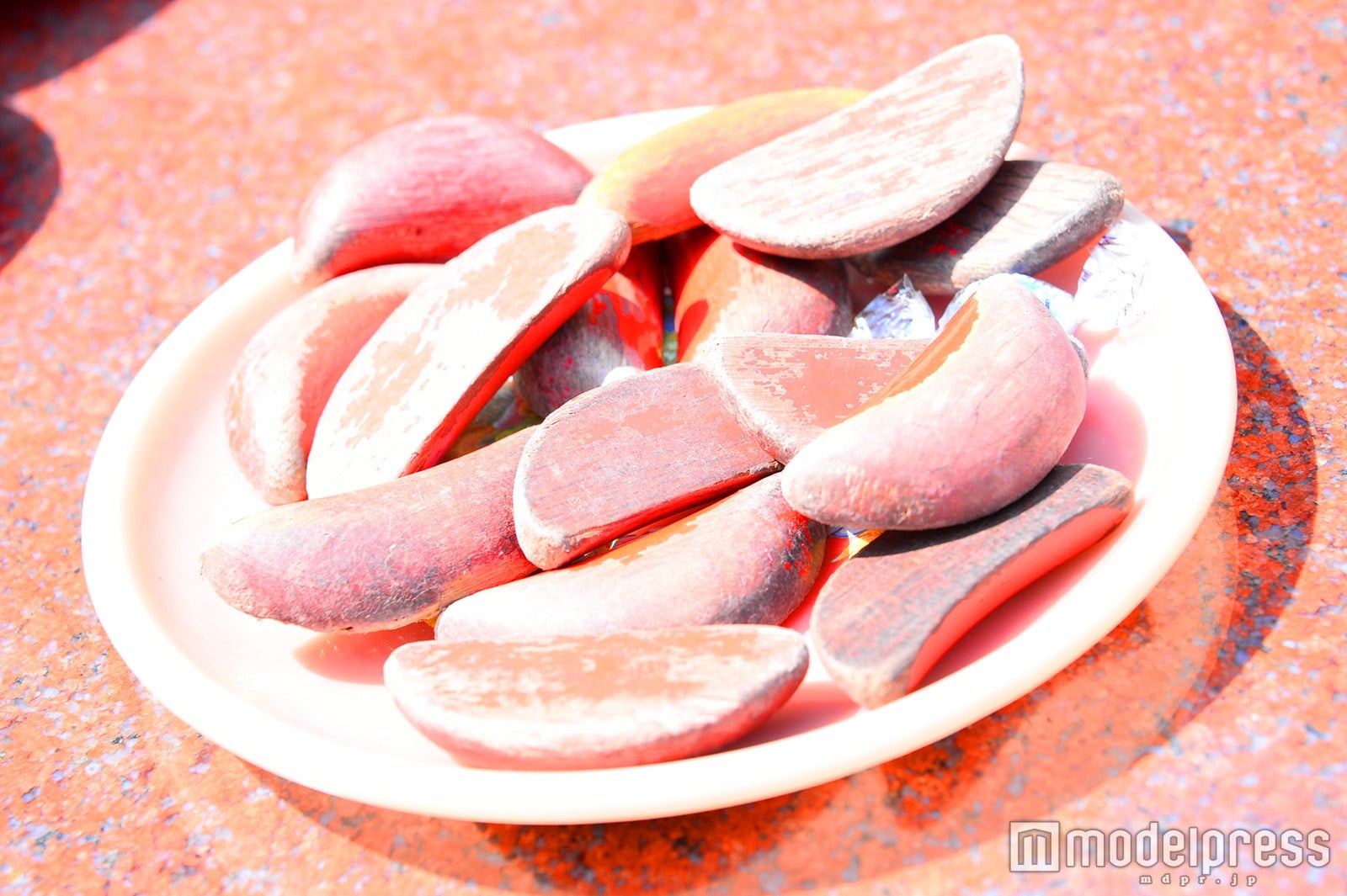 木片の裏と表が出たら赤い糸がもらえる（C）モデルプレス