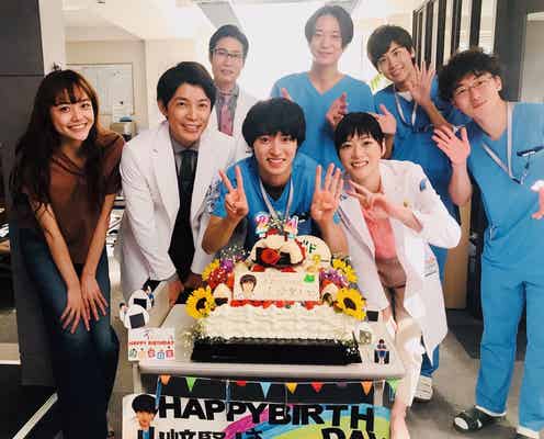 山崎賢人の誕生日を「グッド・ドクター」キャストで祝福 バースデーケーキの“大好物”にも注目集まる
