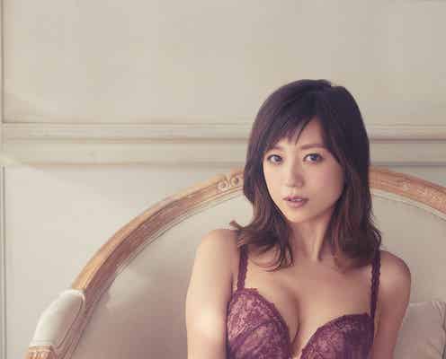 伊藤千晃、ランジェリー姿で優美なバスト披露