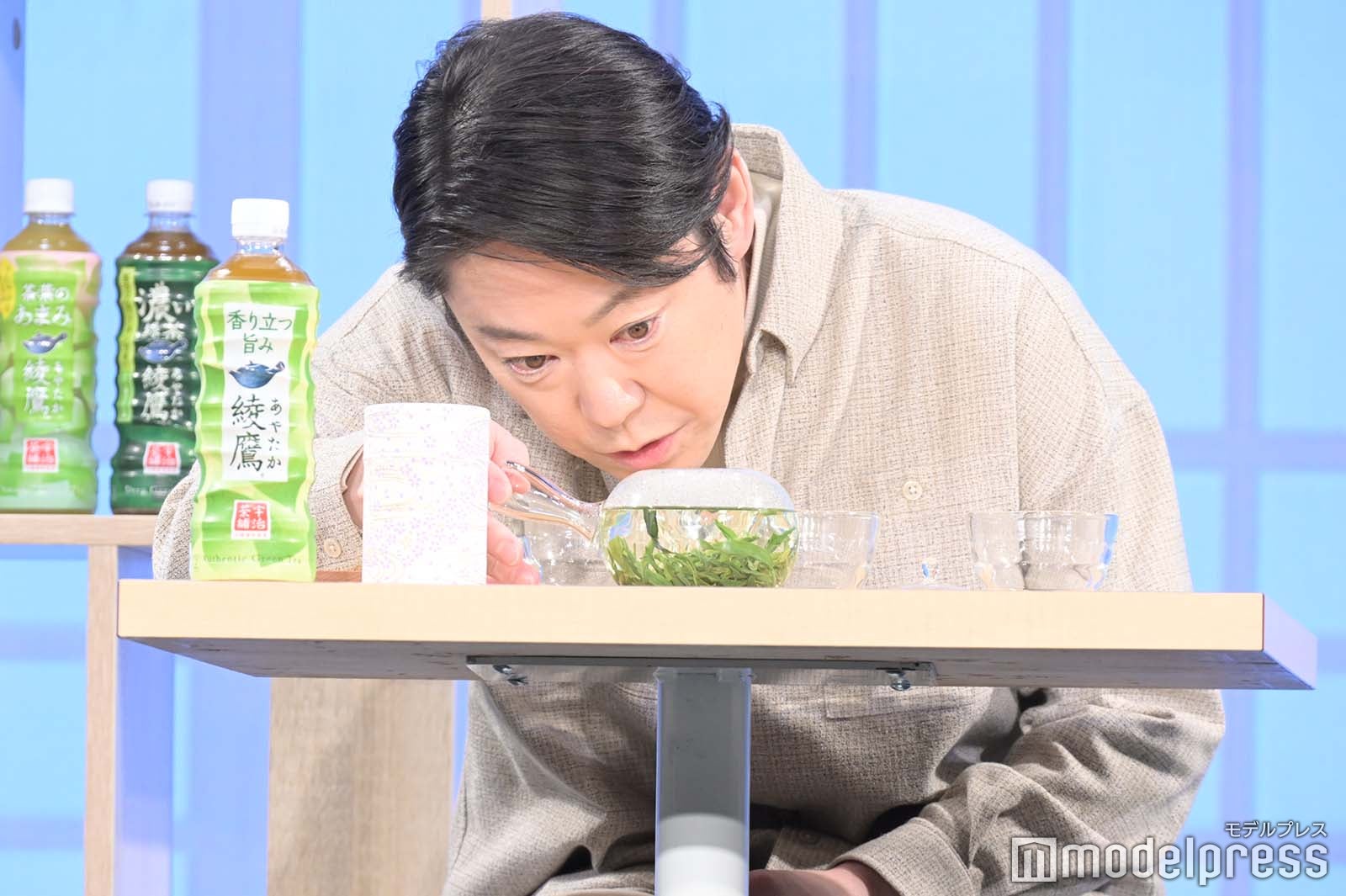 お茶入れ体験をする阿部サダヲ（C）モデルプレス
