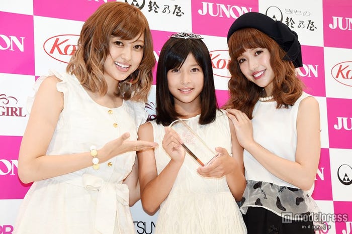 グランプリに輝いた染野有来さん(中)と審査員を務めた菊地亜美(左)&くみっきー(右)