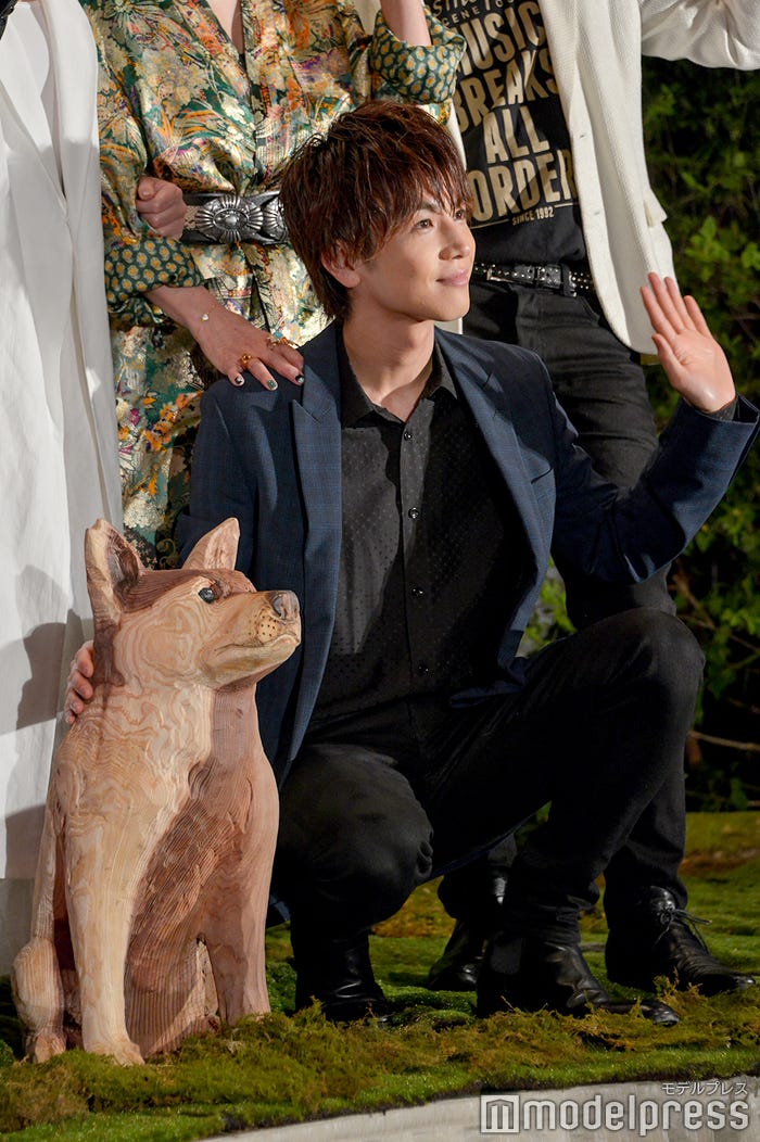 劇中に登場する犬のコウの木彫りと岩田剛典 (C)モデルプレス