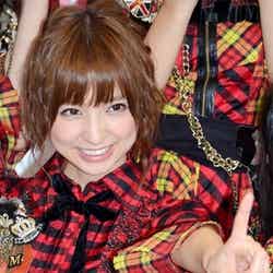 AKB4824thシングル「上からマリコ」でセンターをつとめる篠田麻里子